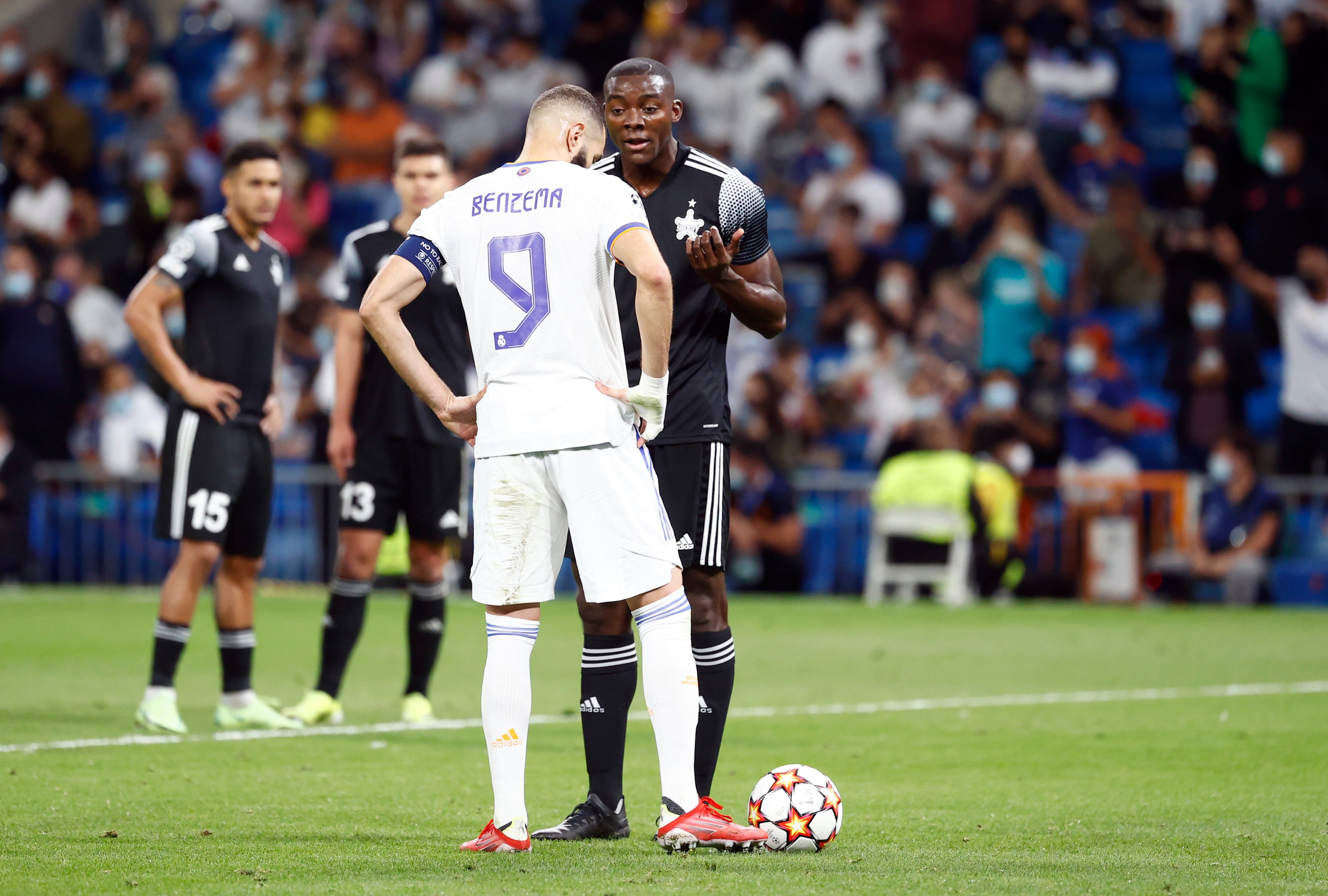 Danilo Arboleda jugando para el Sheriff Tiraspol habla con Benzema durante el recordado triunfo sobre el Real Madrid en el estadio Santiago Bernabéu en 2021 (Foto REUTERS/Juan Medina)