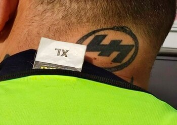 Funcionario con tatuaje presuntamente nazi.