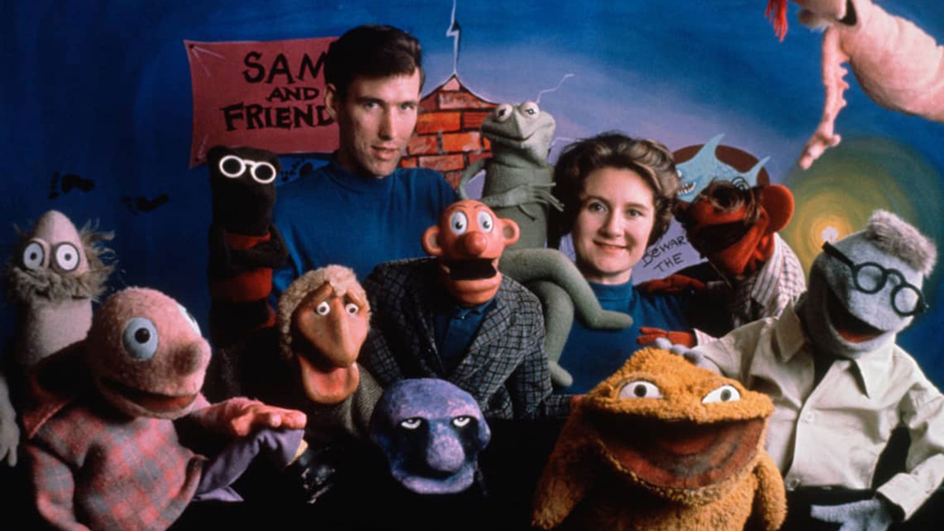 Sam and Friends, creado por Jim Henson en 1955 para WRC-TV, introdujo a Kermit y ganó un Emmy en 1958. En la foto Jim y su esposa Jene con los personajes de Sam and Friends