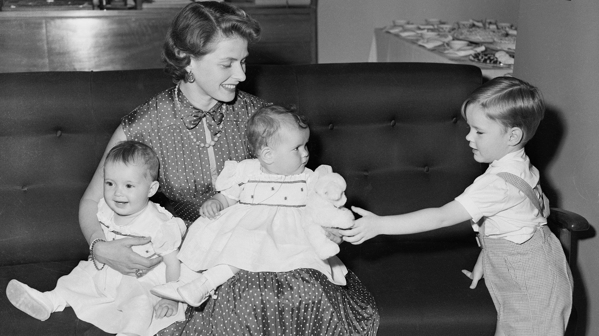 Bergman junto a sus hijos: las gemelas Isotta e Isabella y Roberto