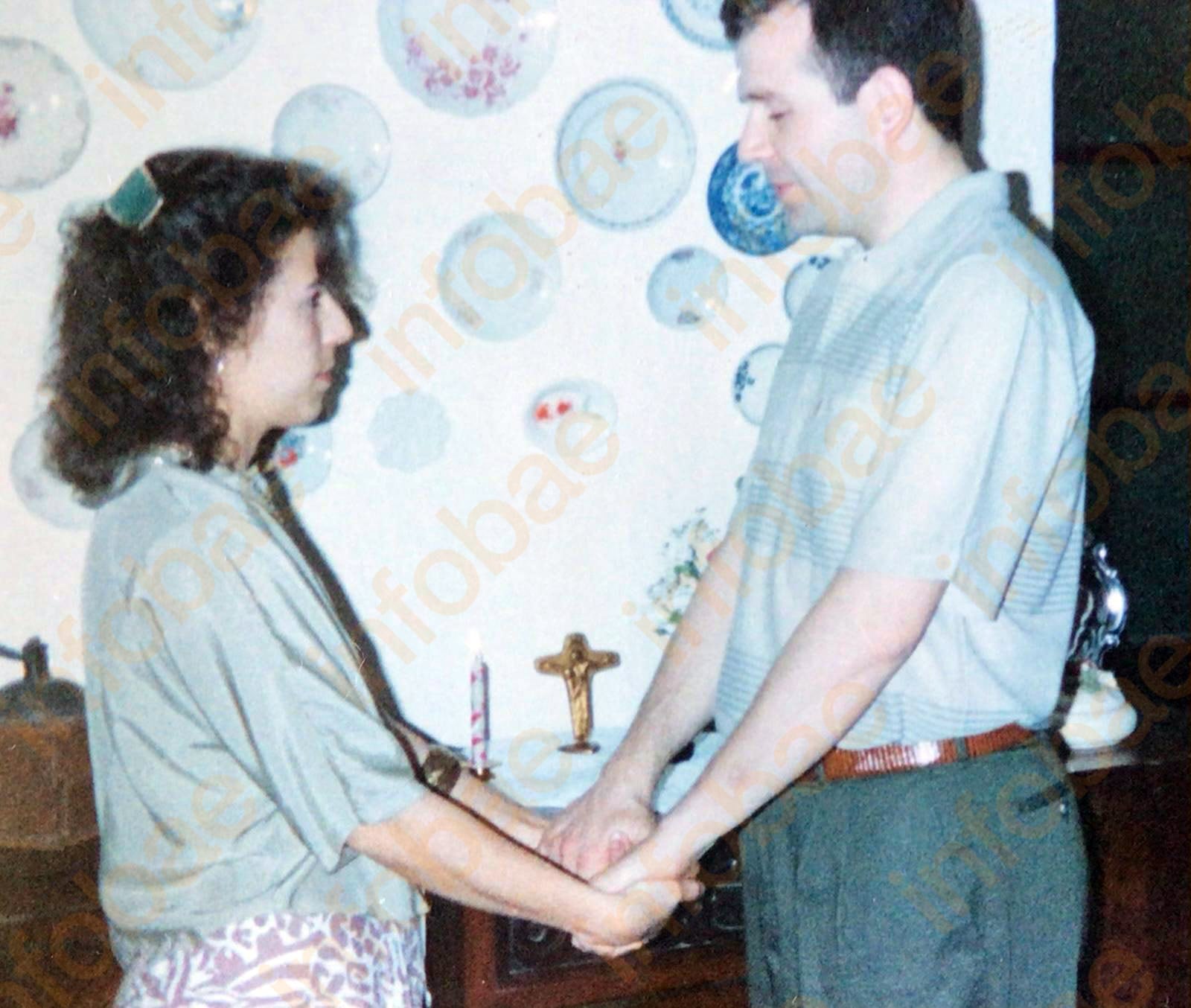 El 13 de noviembre de 1993, ya retirados de la Iglesia católica, Mercedes y Daniel improvisaron su primer casamiento frente a un crucifijo en una pequeña habitación que ella alquilaba en Venado Tuerto