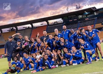 Las jugadoras de Millonarios celebrando la victoria ante Atlético Nacional por 1-0, que las deja lideres de la tabla de posiciones - crédito Millonarios