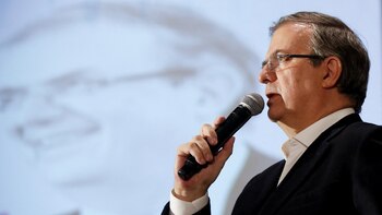 INE se lanza contra Ebrard