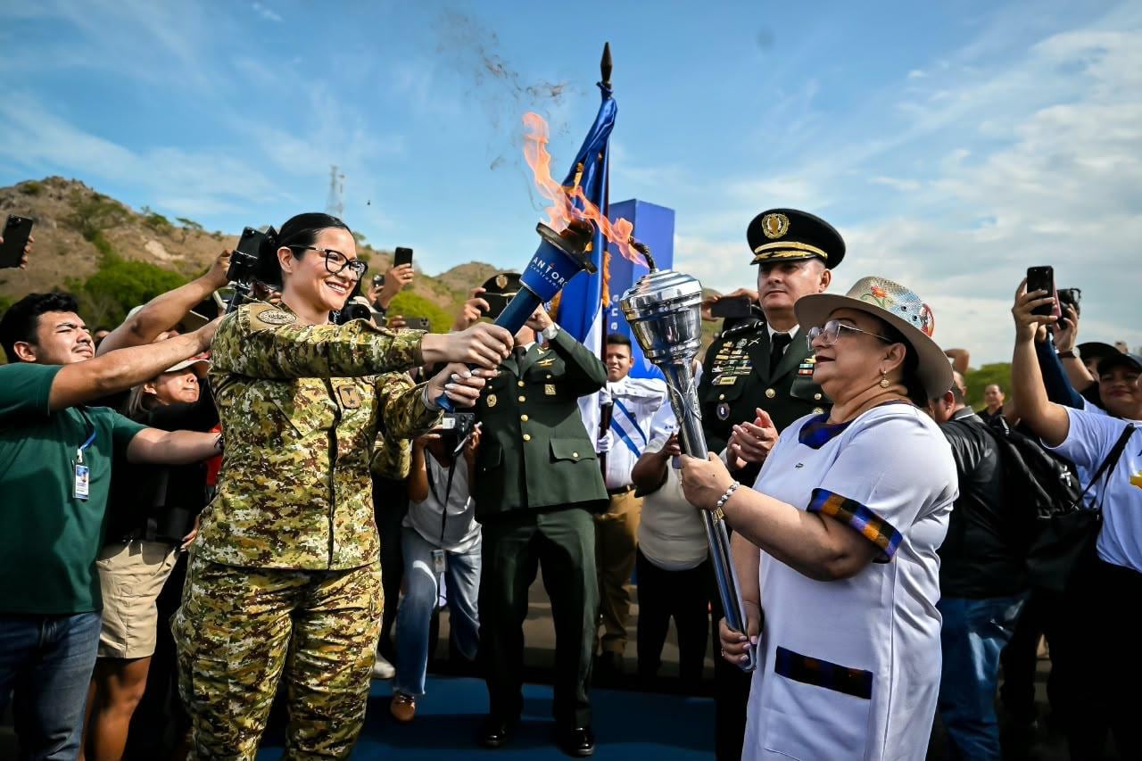 La actividad integra las conmemoraciones por los 205 años de independencia de Centroamérica y conecta a los países de la región mediante el traslado de la antorcha.