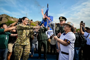 La secretaria de Educación de Honduras, Arely Argueta, recibió la llama en El Amatillo de manos de representantes de El Salvador.