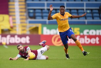 Soccer Football - Premier League - Burnley v Everton - Turf Moor, Burnley, Britain - December 5, 2020 Everton's Yerry Mina in action with Burnley's Jay Rodriguez Pool via REUTERS/Oli Scarff EDITORIAL USE ONLY. No use with unauthorized audio, video, data, fixture lists, club/league logos or 'live' services. Online in-match use limited to 75 images, no video emulation. No use in betting, games or single club /league/player publications. Please contact your account representative for further details.