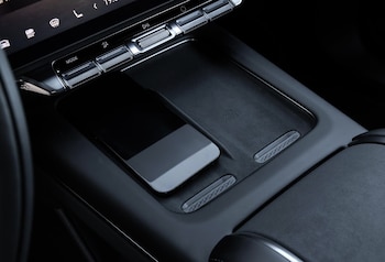 El diseño interior de los modelos inteligentes tienen también acccesorios como cargadores de celulares.