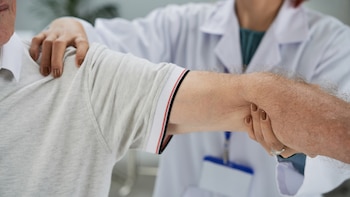 La rara enfermedad genética que ablanda los huesos y que miles de personas en España no saben que la sufren