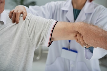 Un hombre en la consulta con el osteópata (Magnific)