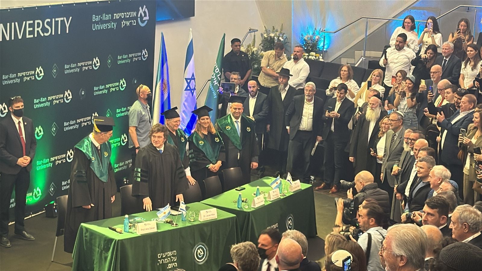 El presidente argentino Javier Milei asiste a una ceremonia en la Universidad Bar-Ilan en Israel, donde recibió un doctorado honoris causa