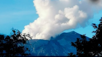 Volcán Rincón de la Vieja mantiene vigilancia tras explosiones y aumento de actividad en Costa Rica