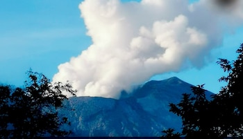 El volcán Rincón de la Vieja permanece bajo vigilancia en Guanacaste tras una serie de explosiones recientes. (Foto cortesía Comisión Nacional de Prevención de Riesgos)