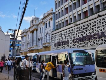 El pasaje de buses rapiditos se mantiene en 13 lempiras desde 2014, según dirigentes del rubro. (Foto: Cortesía)
