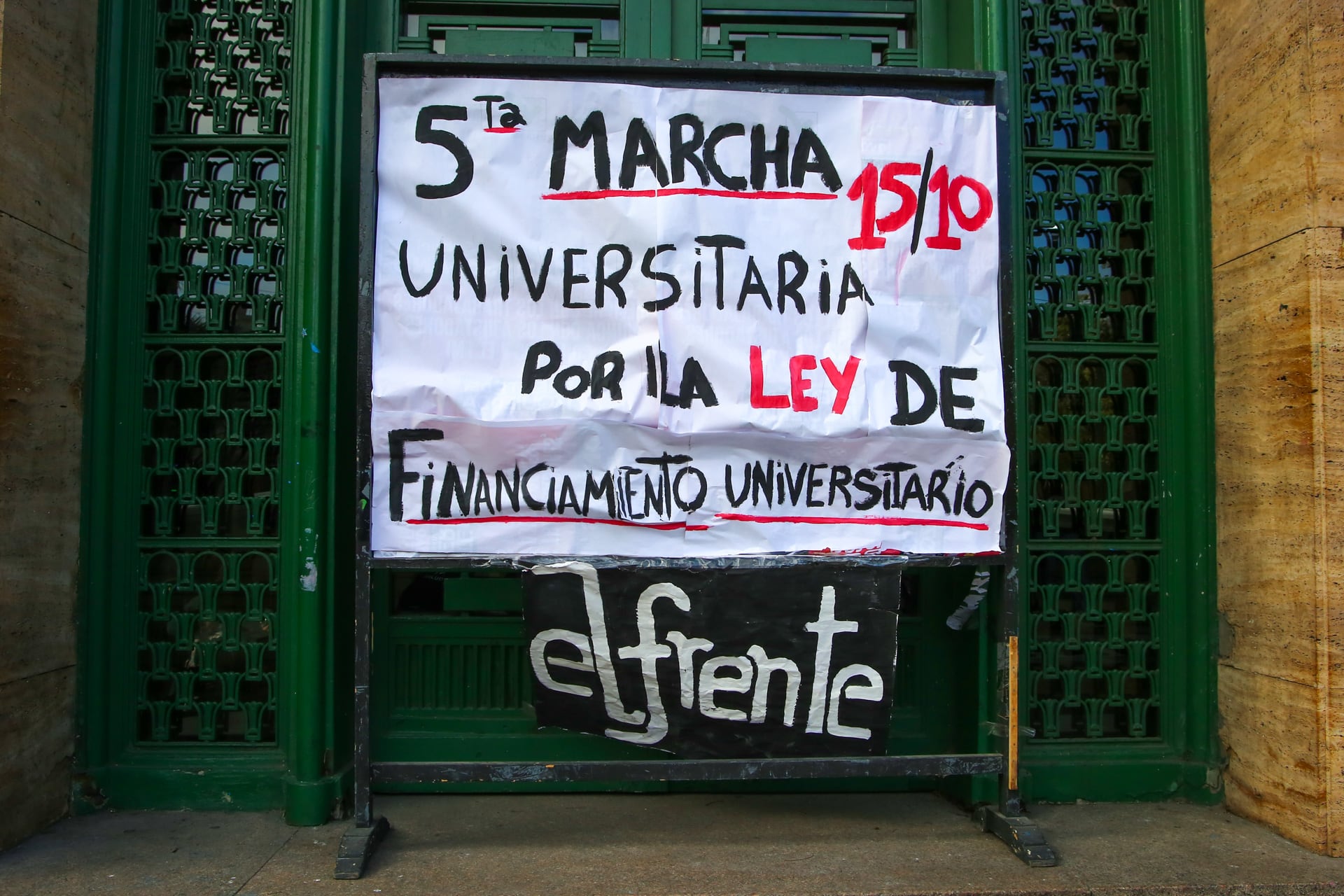 Los gremios docentes y estudiantes reclaman por el incumplimiento de la Ley de Financiamiento Universitario (RS Fotos)
