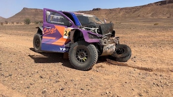 Kevin Benavides y su copiloto sufren un fuerte accidente sin consecuencias en la 2ª etapa del Rally Marruecos