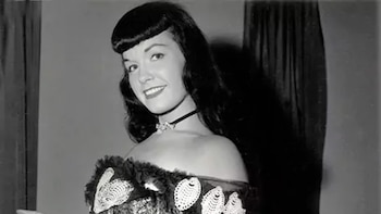 Bettie Page, de maestra a ícono sexual de la década del 50: su flequillo como marca registrada, las fotos en Playboy y su triste final