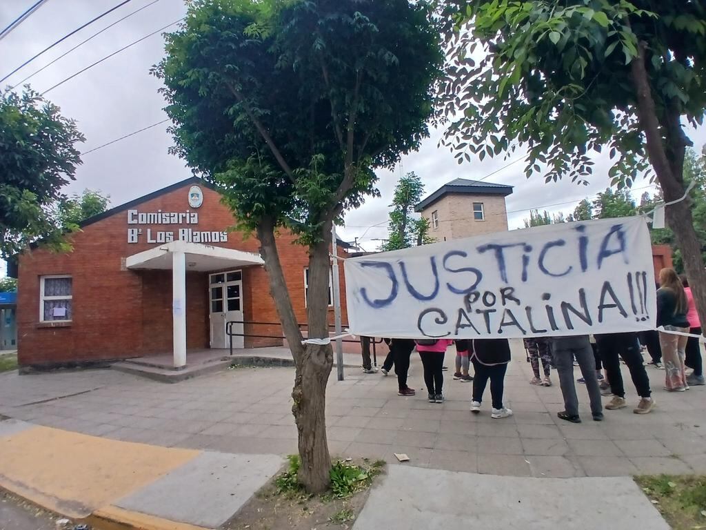La madre participó en la movilización que se realizó el jueves por la tarde frente a la Comisaría 46 y la Escuela 234 (Foto: Twitter - Edgardo Pino)