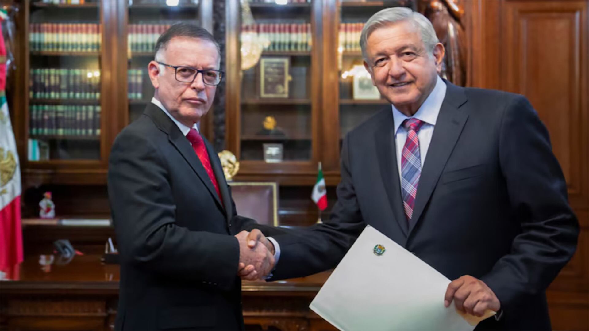 Francisco Arias Cardenas cuando fue recibido por el entonces presidente de Mexico, Manuel Lopez Obrador