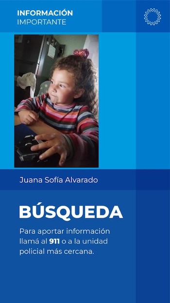 Una niña con cabello rizado, camiseta a rayas y un moño rosa, mirando hacia la izquierda. Se ve parte de un refrigerador y las manos de la niña