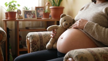 Los pediatras alertan por el consumo problemático de sustancias en el embarazo y la lactancia
