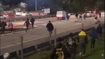 Con corridas y piedrazos, hinchas