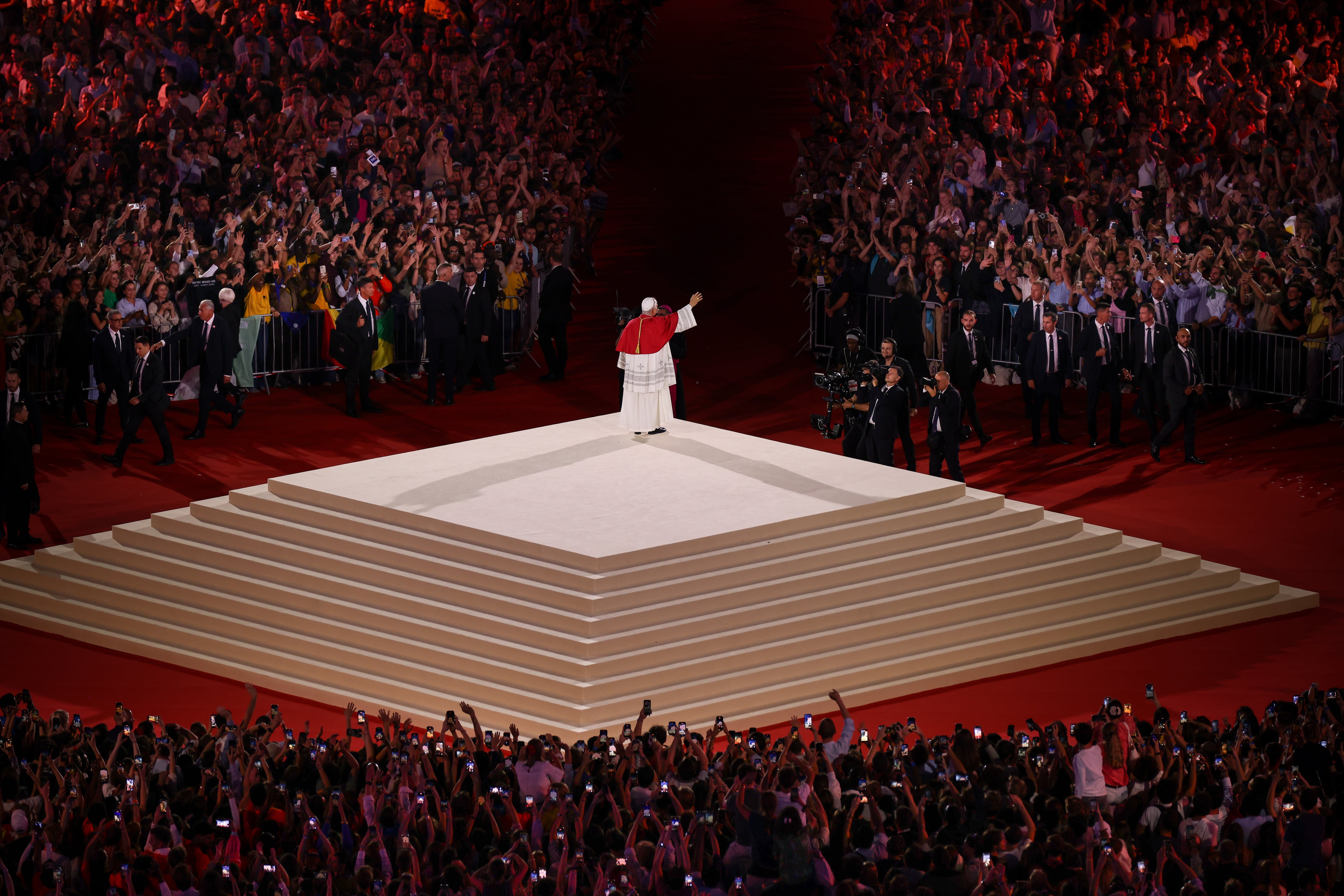 El Papa León XIV saluda después de una vigilia de oración con jóvenes en el Stade de France en Saint-Denis, cerca de París, el viernes 25 de septiembre de 2026. (Foto AP/Thomas Padilla)