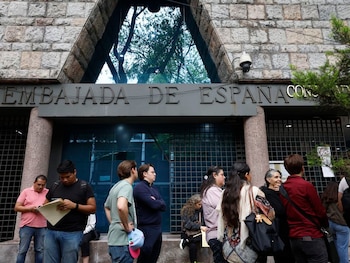 Un grupo de personas hacen fila en la embajada de España en México (EFE / Sáshenka Gutiérrez)