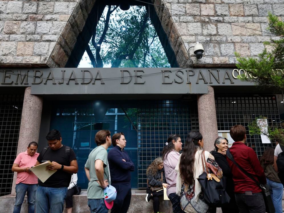 Un grupo de personas hace fila en la embajada de España en México. (EFE/Sáshenka Gutiérrez)