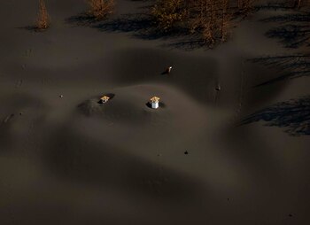las palmas, españa, bajo las cenizas