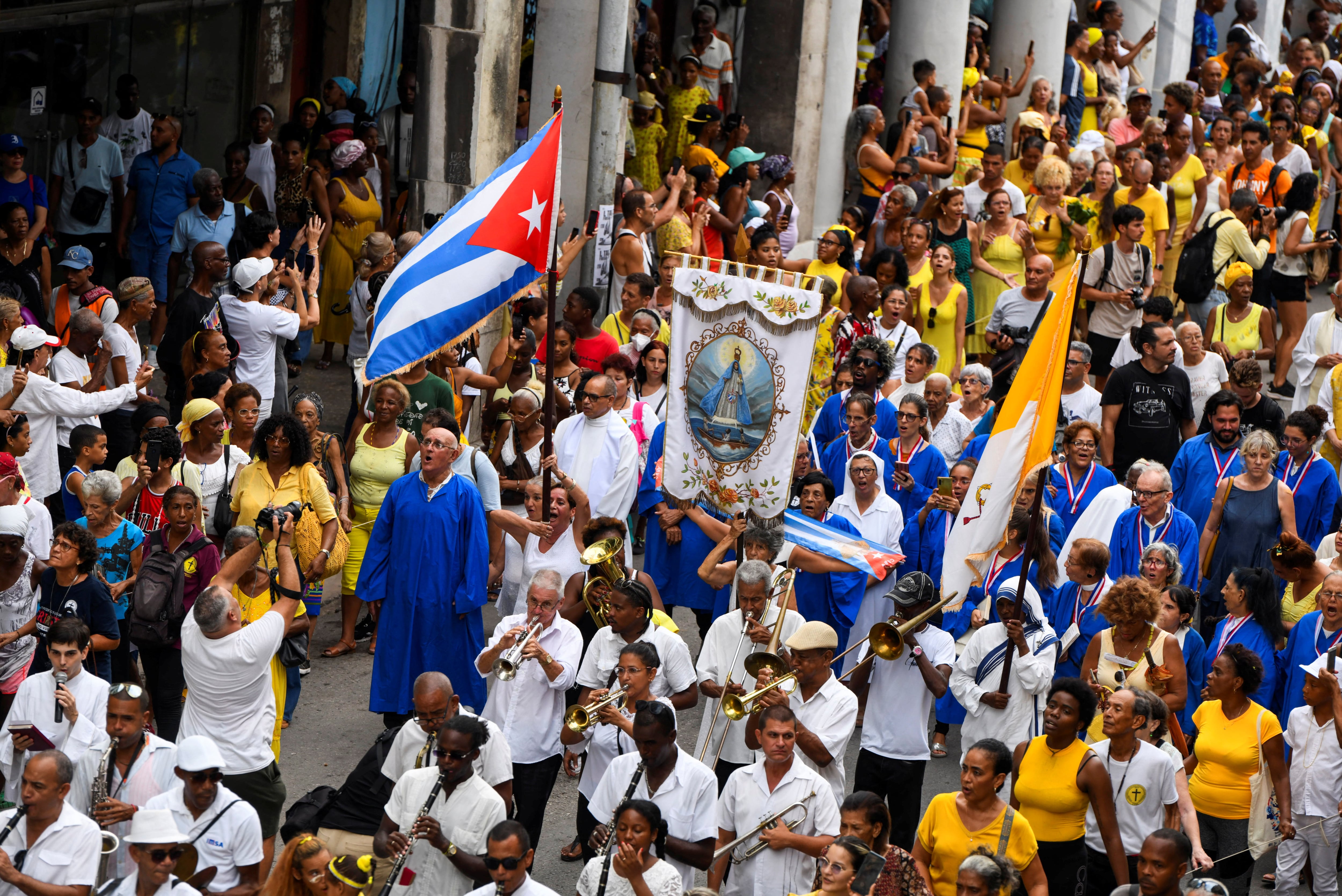 Cubanos llevan una imagen de la Virgen de la Caridad del Cobre mientras celebran a la patrona de La Habana (REUTERS/Norlys Pérez/Archivo)