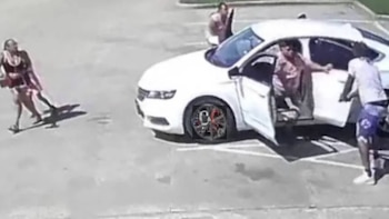Intentó robar el auto con la familia adentro, forcejeó con el padre y murió baleado en Texas