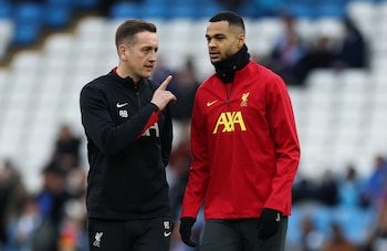 Briggs habla con Gakpo durante