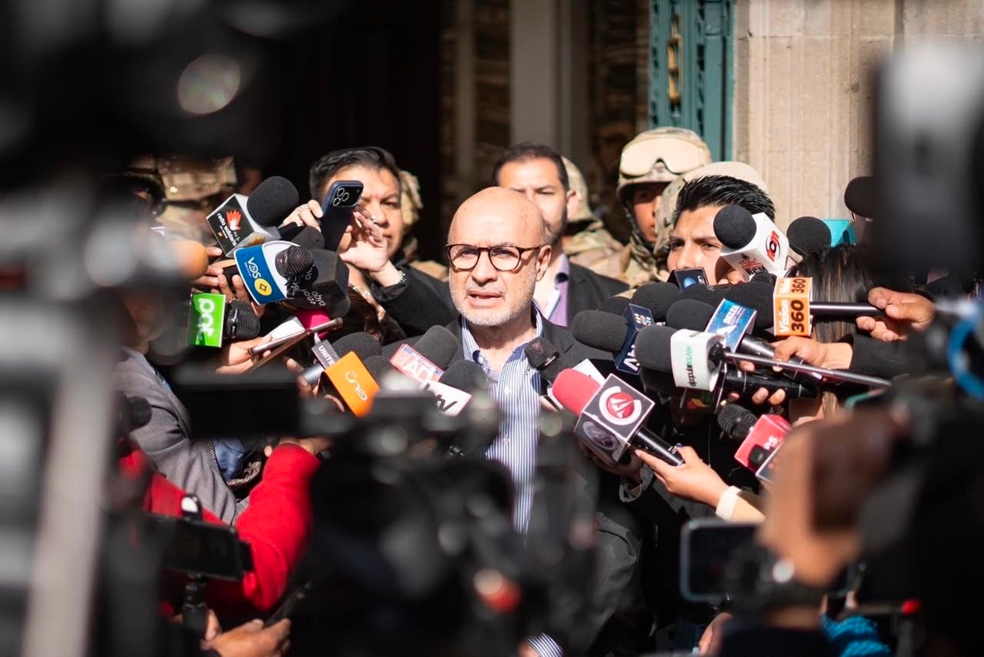 El exministro de la Presidencia, José Luis Lupo, durante una conferencia de prensa en la puerta del Palacio de Gobierno. Fue aludido por Cerimedo en el audio difundido este martes.