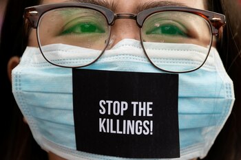 Una mujer utiliza una máscara