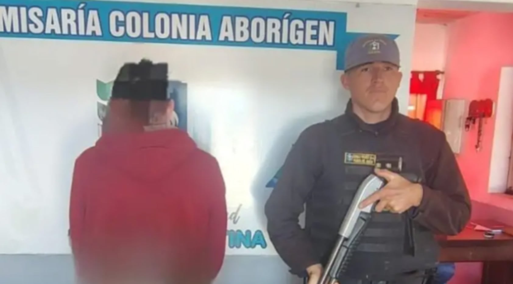 Un joven implicado en el baleo de un menor en la pierna es detenido por personal policial en la Comisaría de Colonia Aborigen, Chaco. (Diario Chaco)