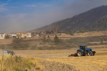Los agricultores construyen cortafuegos en el pueblo de Santa María de la Peña (Huesca). (EFE/Toni Galán)