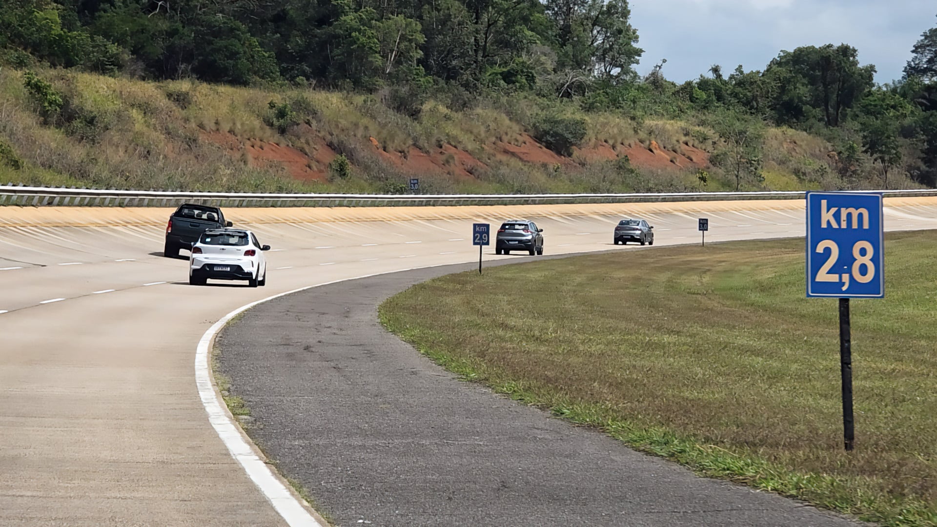 El anillo de velocidad tiene un carril con 12° de peralte que permite circular a 160 km/h con el volante derecho por la fuerza centrífuga.