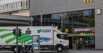 Camión de Havi junto a