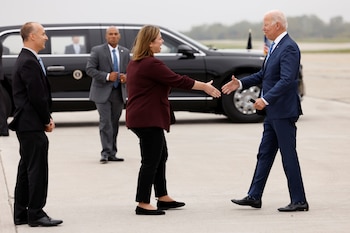 Joe Biden y Elissa Slotkin