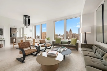 Un penthouse de lujo en Nueva York ha salido a la venta y generó atención especial por encontrarse junto a la residencia de la cantante y actriz Sabrina Carpenter. Foto: Realtor.com
