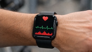 Tener un smartwatch ayuda a evitar un infarto: la importancia de los datos de salud cardiaca