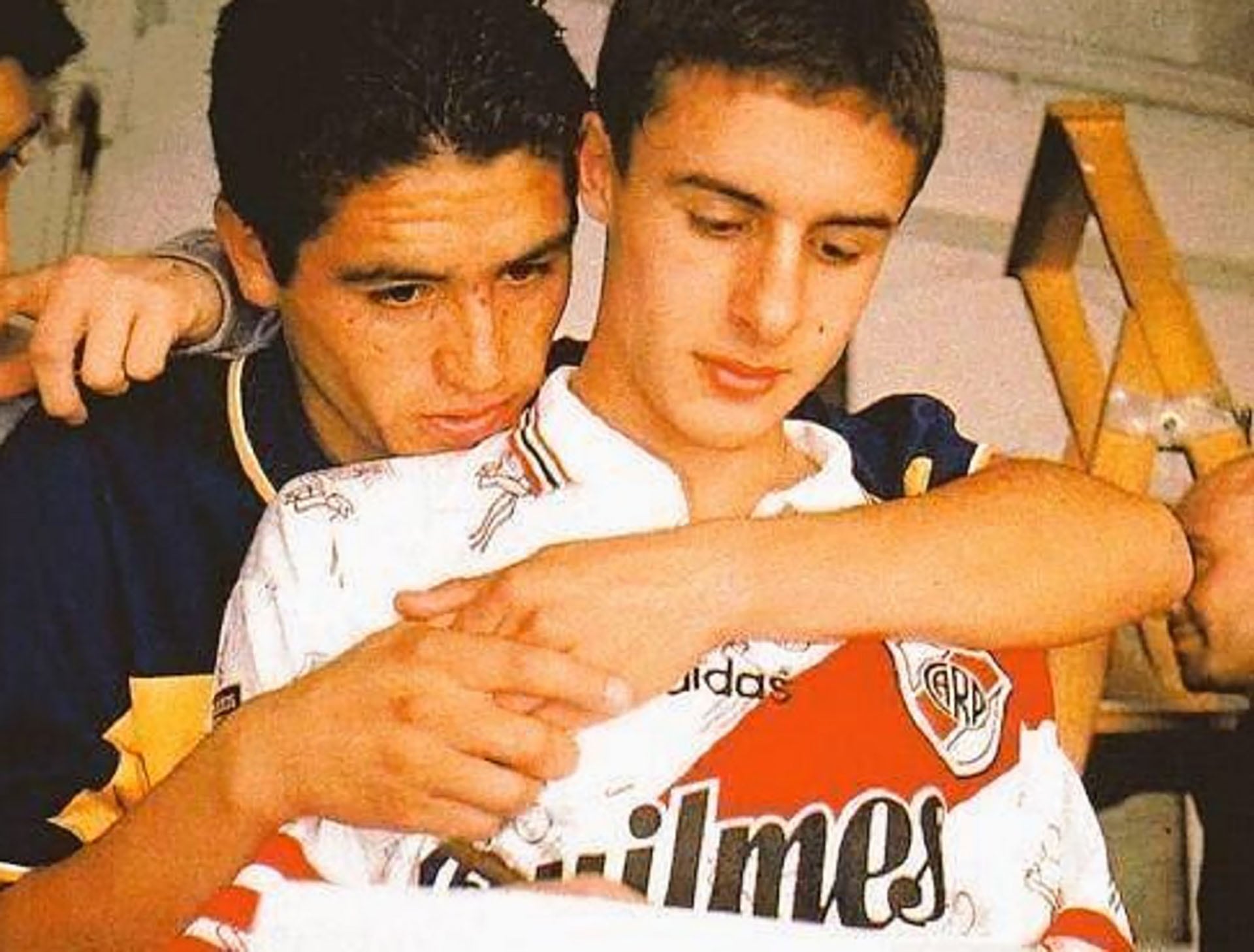 La imagen entre Juan Román Riquelme y Pablo Aimar, grandes amigos afuera de la cancha, que es recordada por el peso de la amistad en medio de la rivalidad del Superclásico