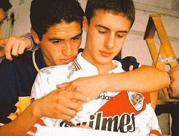 La imagen entre Juan Román Riquelme y Pablo Aimar, grandes amigos afuera de la cancha, que es recordada por el peso de la amistad en medio de la rivalidad del Superclásico