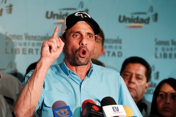 El exgobernador del estado Miranda y actual diputado, Henrique Capriles Radonski, reconoce el liderazgo de Machado. (Reuters)