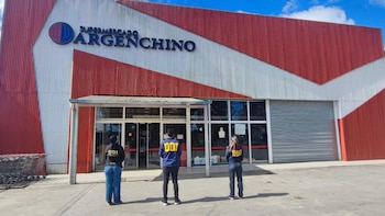 Allanaron tres supermercados chinos por utilizar un sistema de software para evadir impuestos
