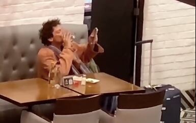 Surge video de León Larregui en el aeropuerto. (TikTok)