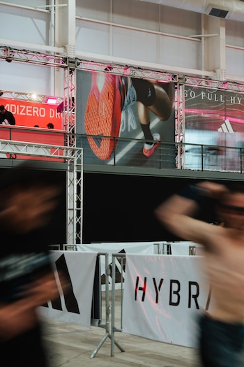 Durante la Hybrid Race, las Adizero Dropset Pro acompañaron a los corredores en una prueba que combina fuerza, velocidad y resistencia (adidas)