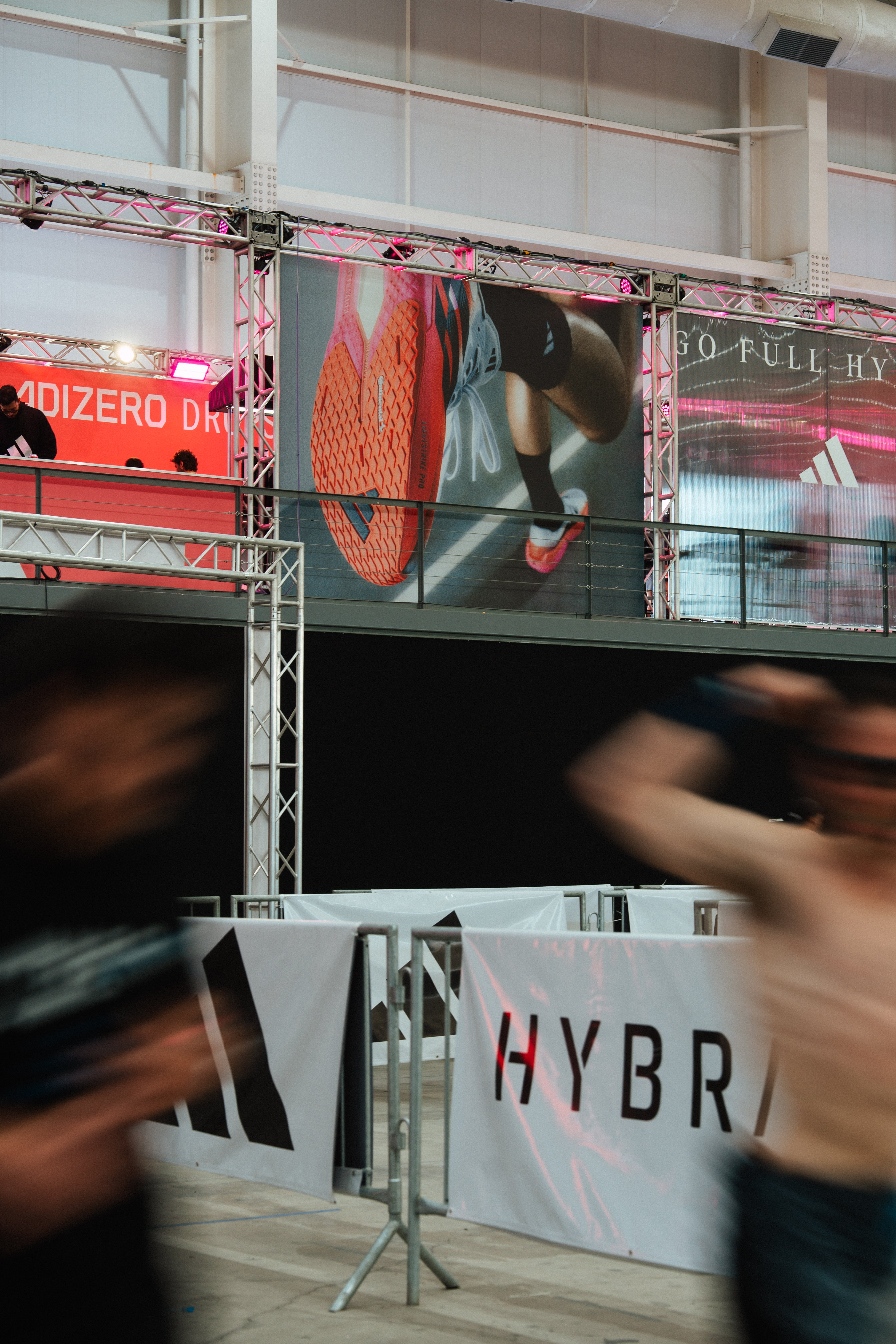 Durante la Hybrid Race, las Adizero Dropset Pro acompañaron a los corredores en una prueba que combina fuerza, velocidad y resistencia (adidas)