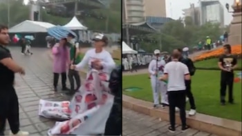 Aficionados del Tricolor roban lonas de desaparecidos para cubrirse de la lluvia tras inauguración de la Copa Mundial 2026