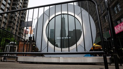 Cerraron el portal que conectaba a Nueva York con Dublín después de que una modelo de OnlyFans mostró sus senos